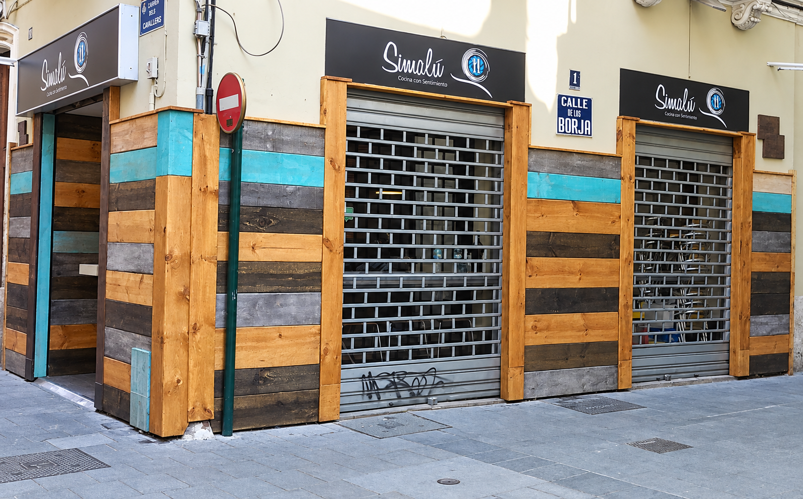 Fachada de un local comercial reformado