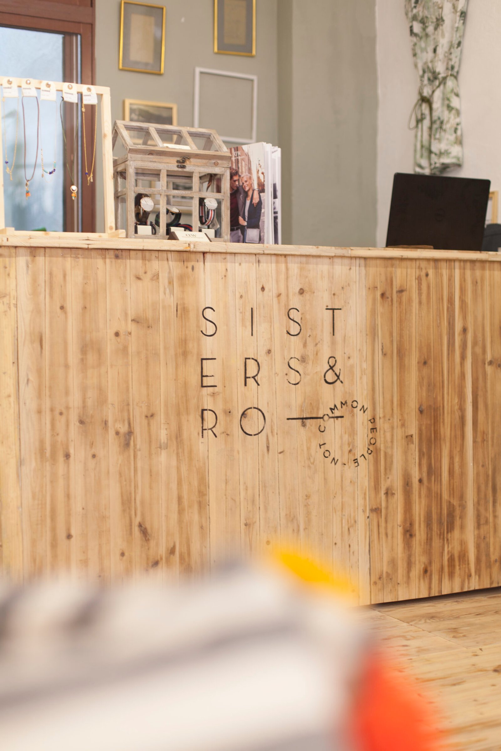 Mostrador de madera diseñado para un local comercial
