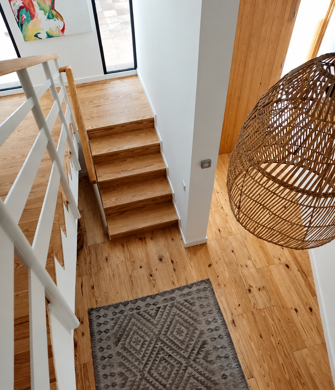 Escalera y pavimento de madera restaurados