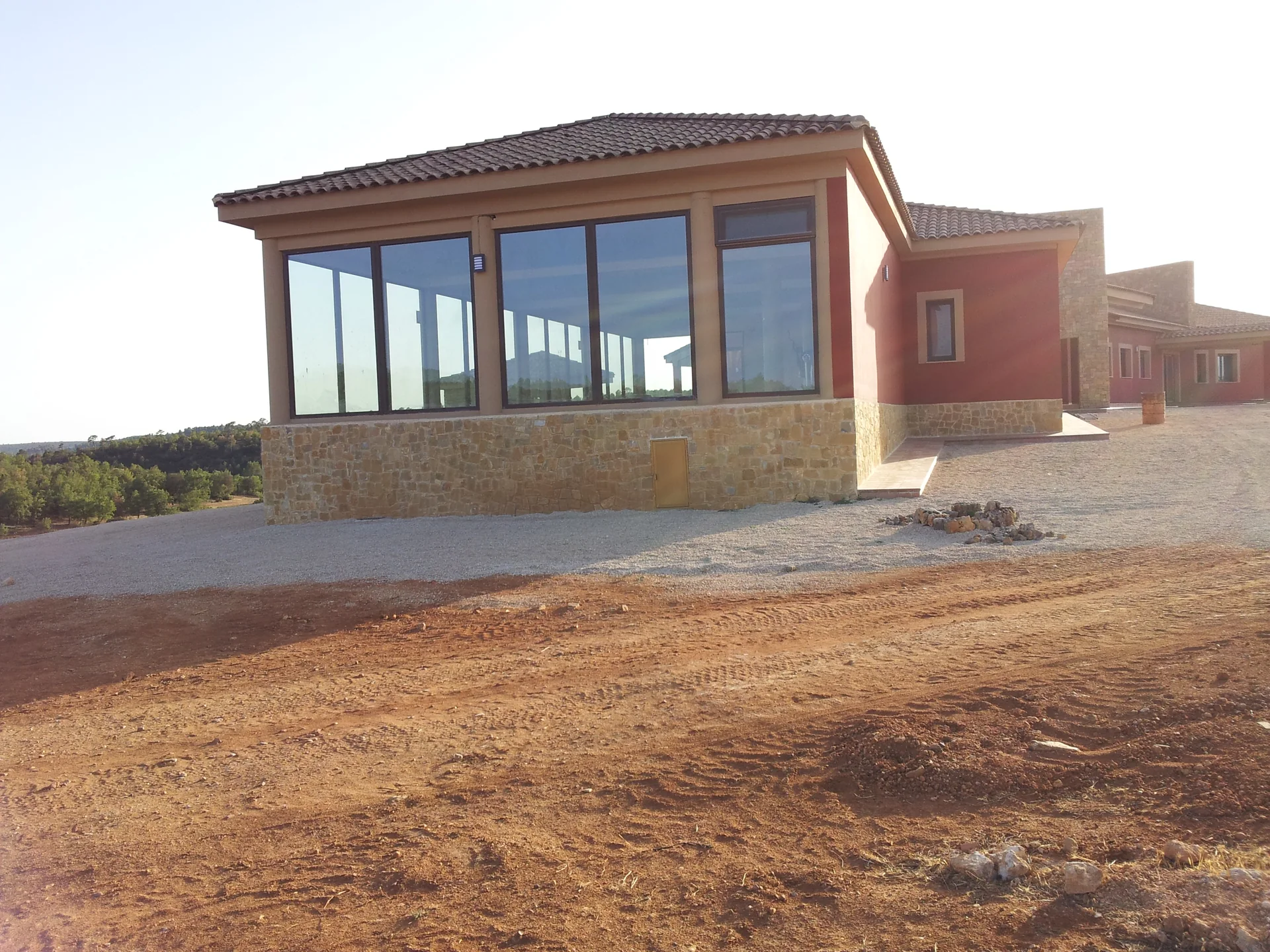 Volumen acristalado y fachada exterior