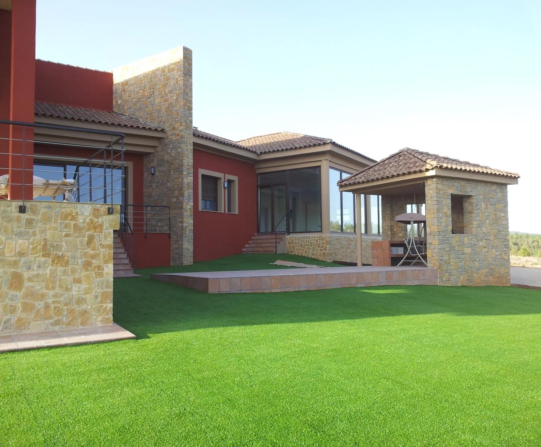 Otra vista del patio y el porche