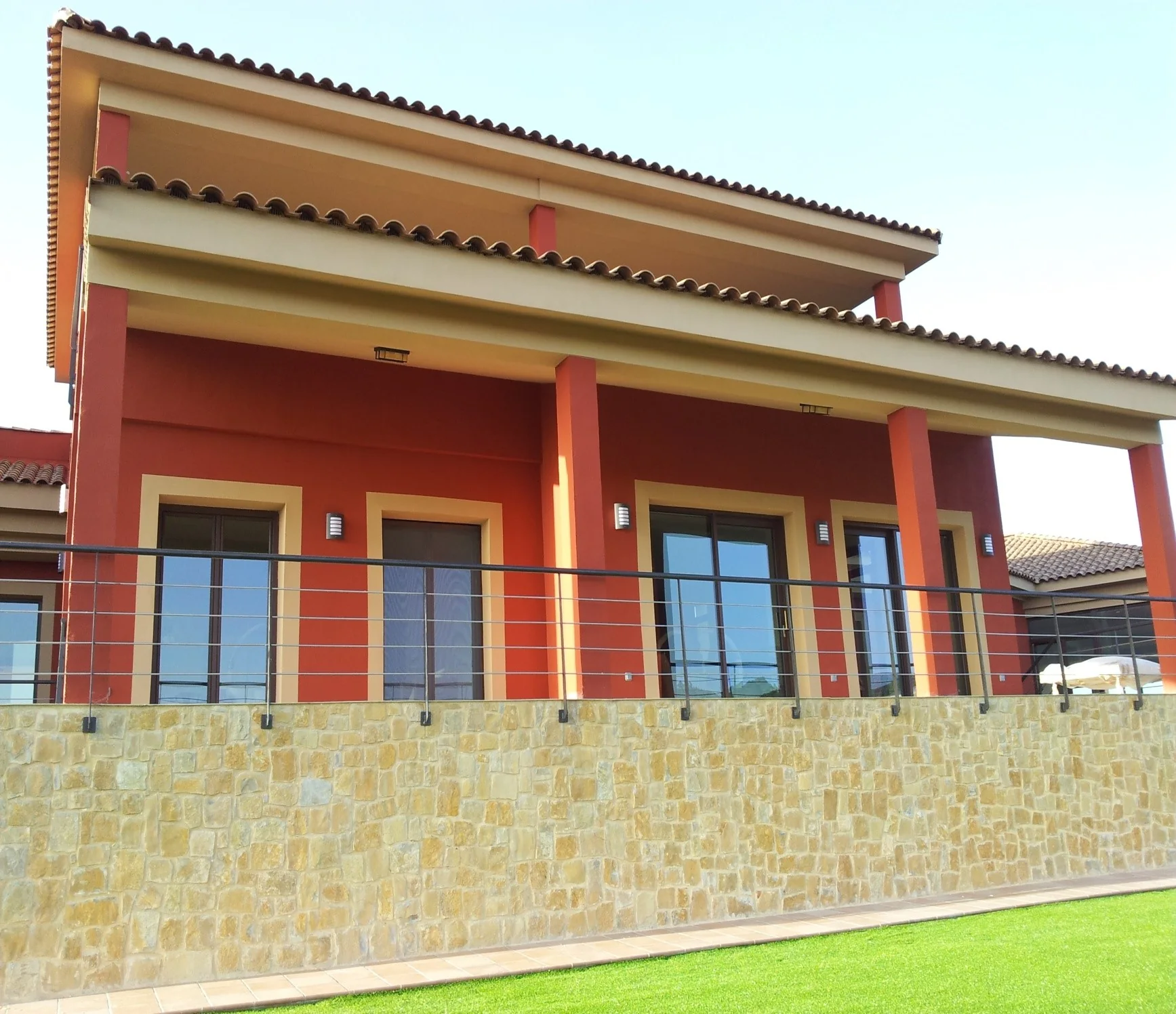 Fachada de dos alturas y terraza