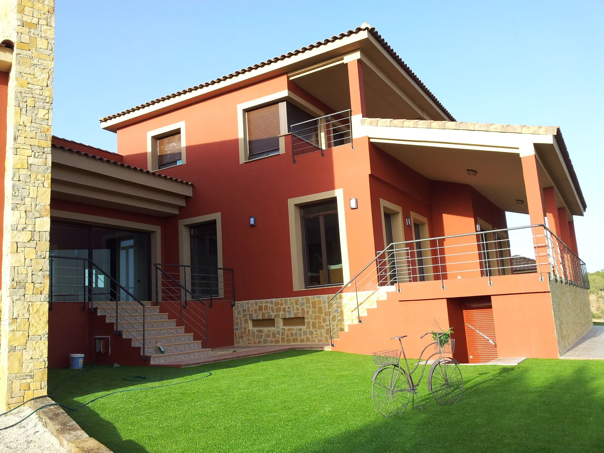 Entrada, escaleras exteriores y jardín