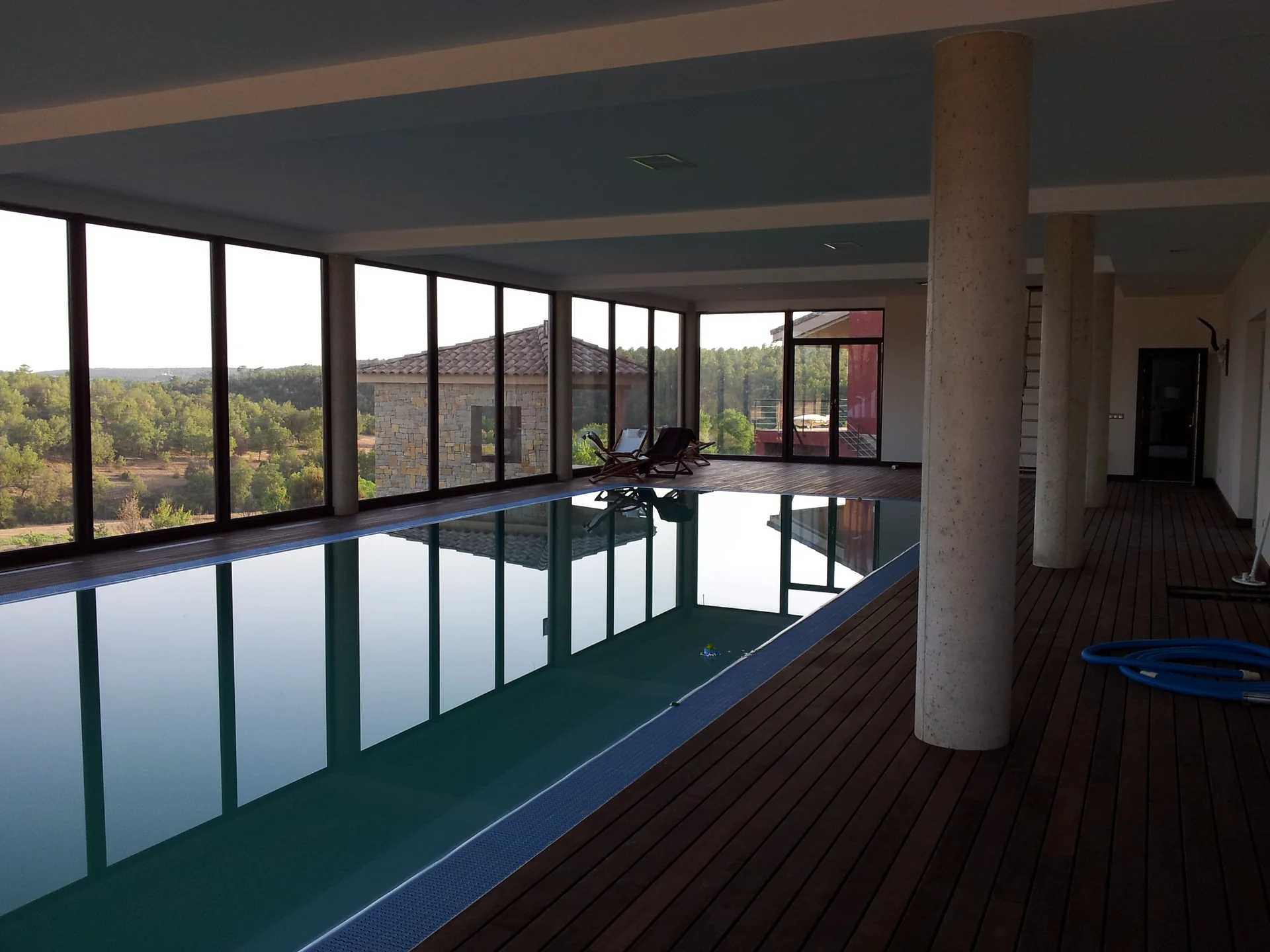 Piscina interior y pasarela lateral
