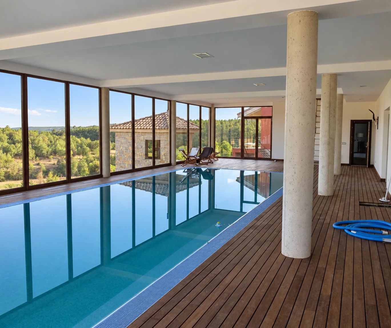 Vista amplia de la piscina climatizada