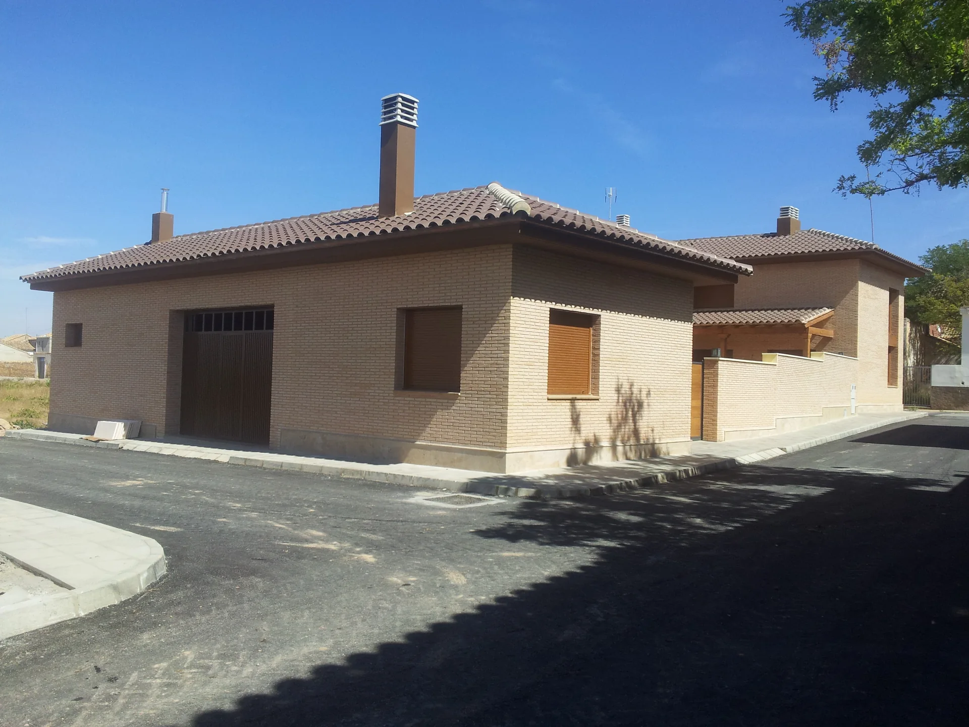 Edificación de ladrillo visto junto al vial