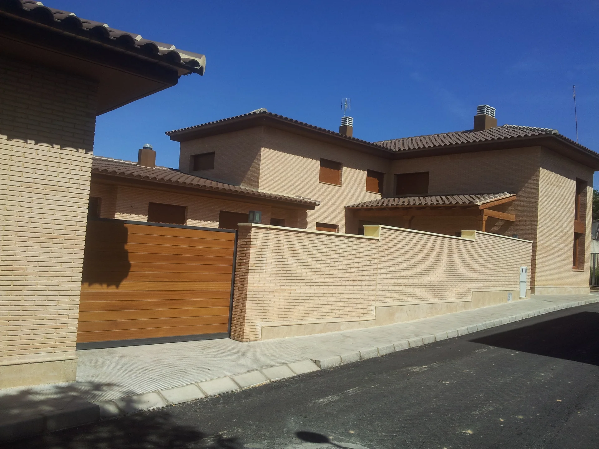 Cerramiento y puerta de madera