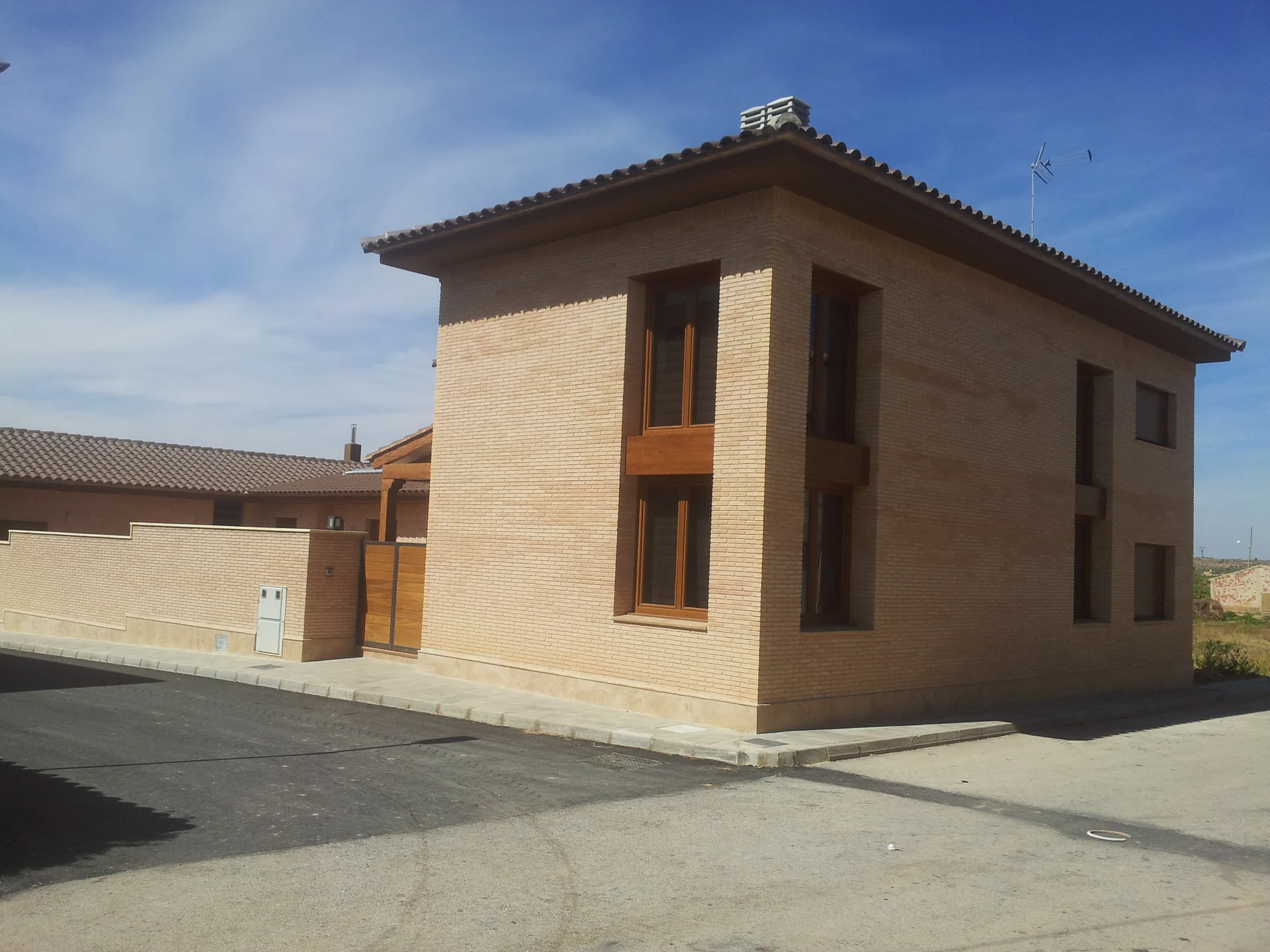Segunda vista del volumen de ladrillo