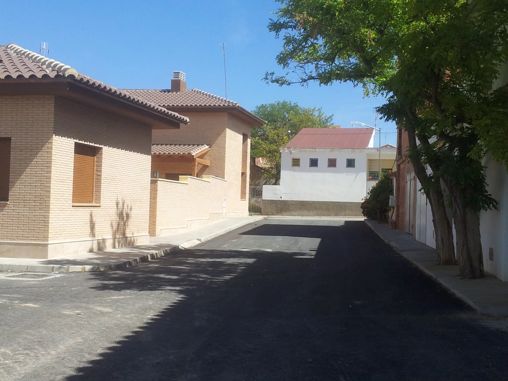 Calle lateral y accesos del conjunto
