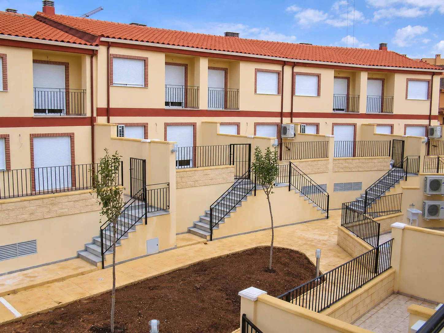 Accesos y fachadas interiores
