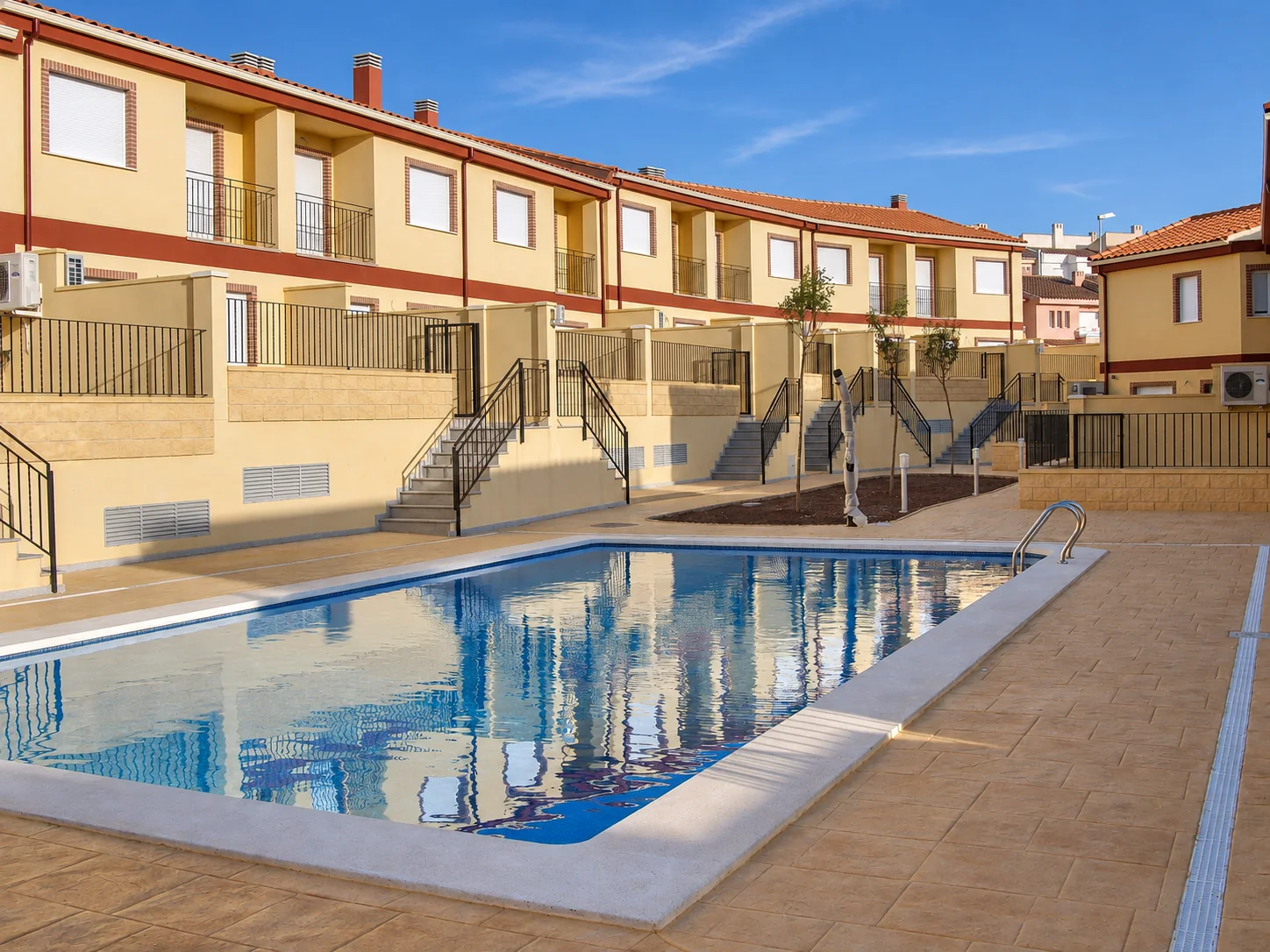 Piscina y accesos escalonados