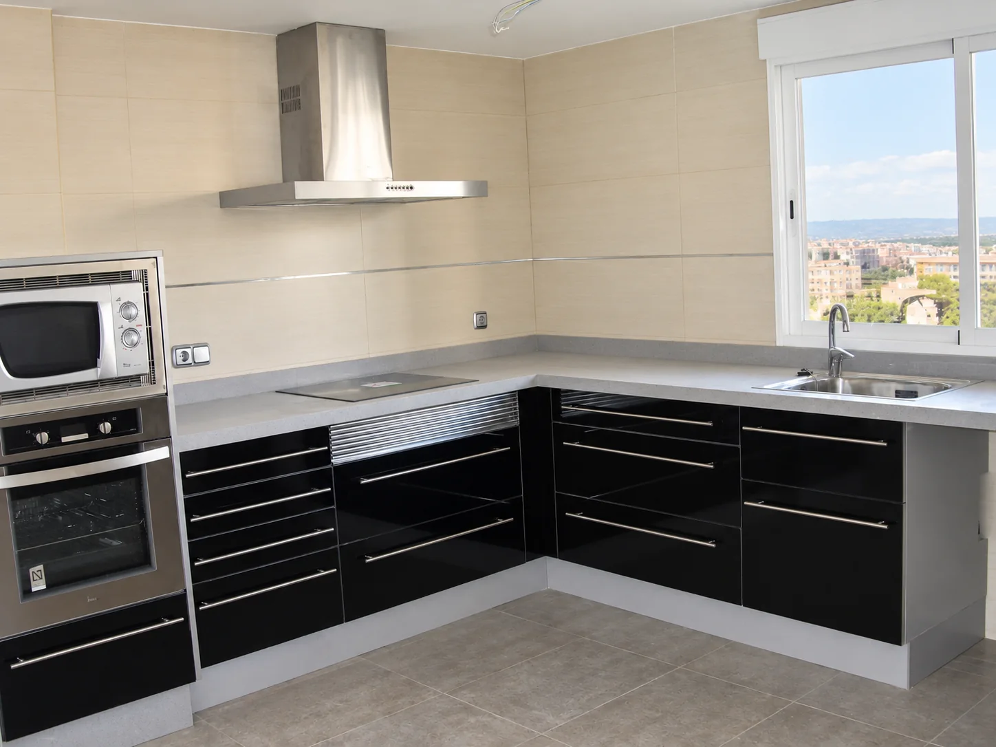 Cocina con mobiliario oscuro