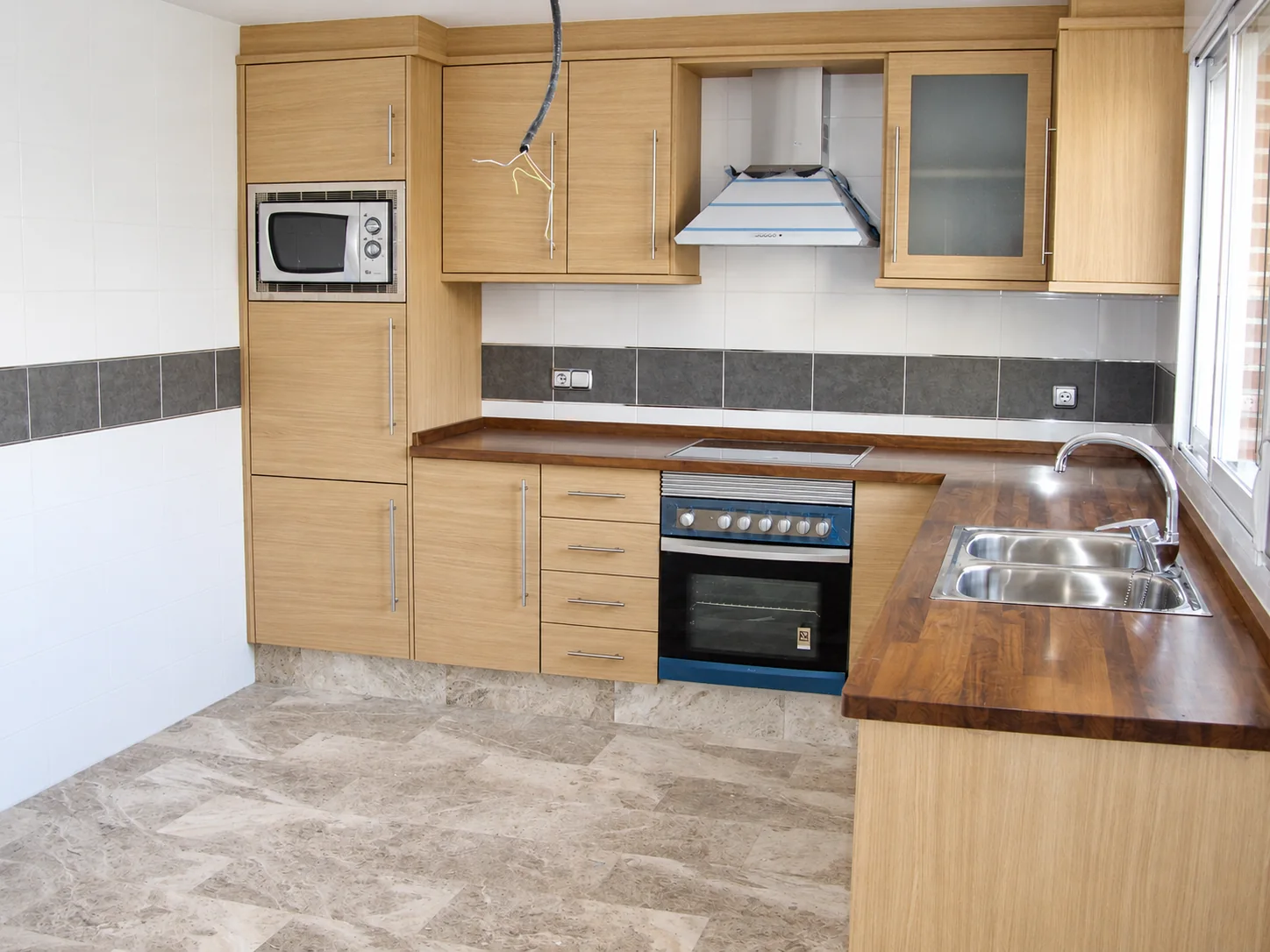 Cocina con mobiliario de madera