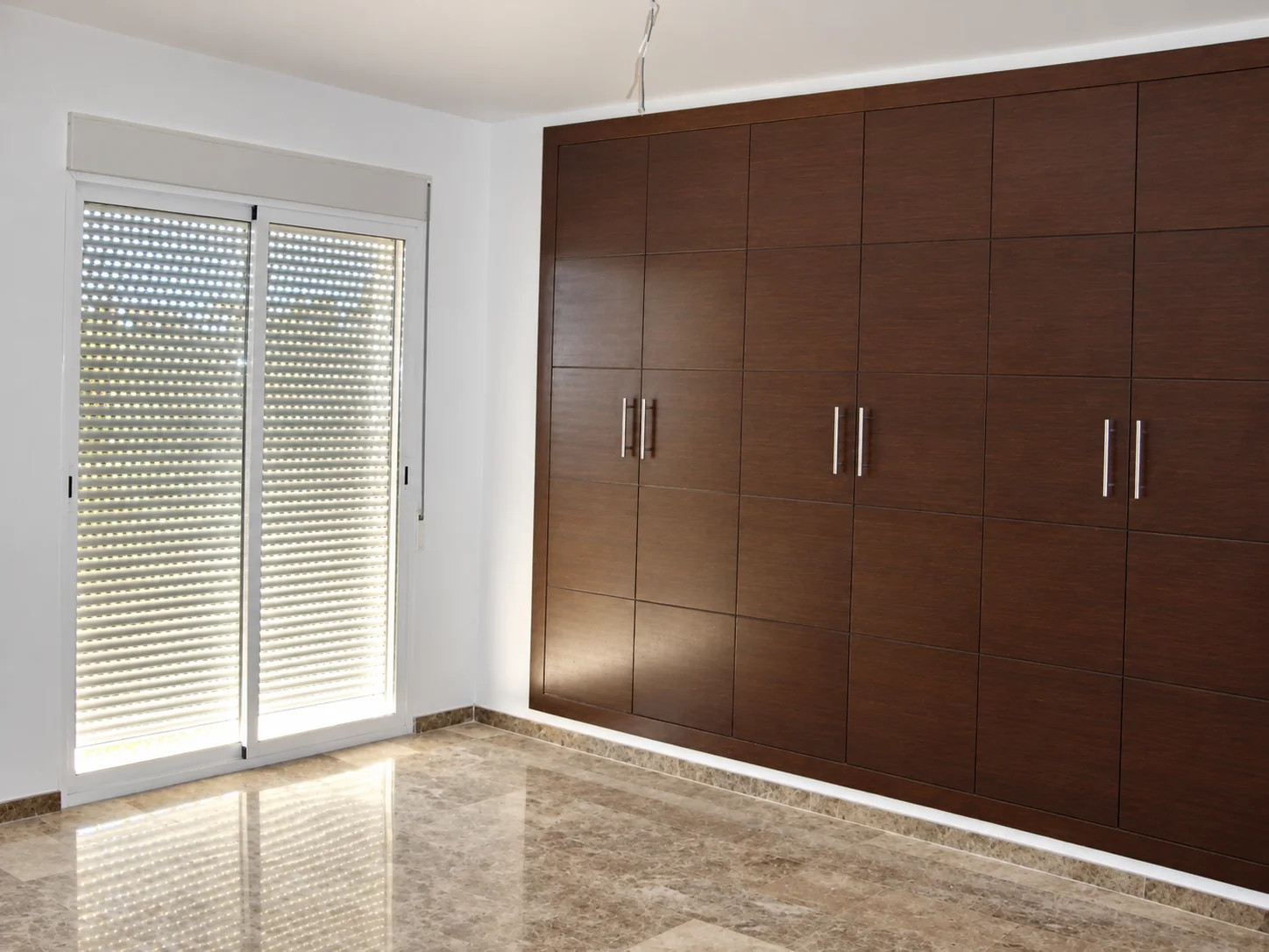 Dormitorio con armario empotrado