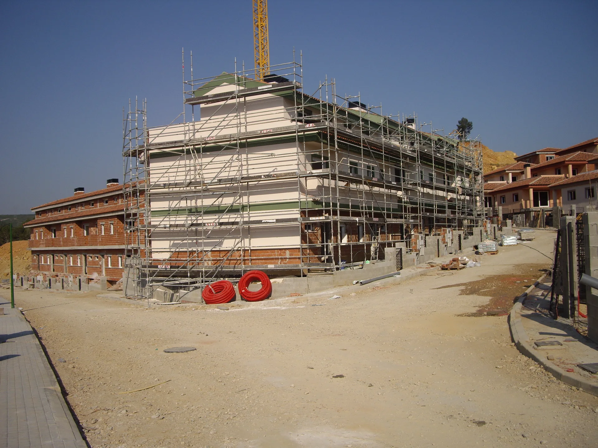 Edificación en construcción con andamios