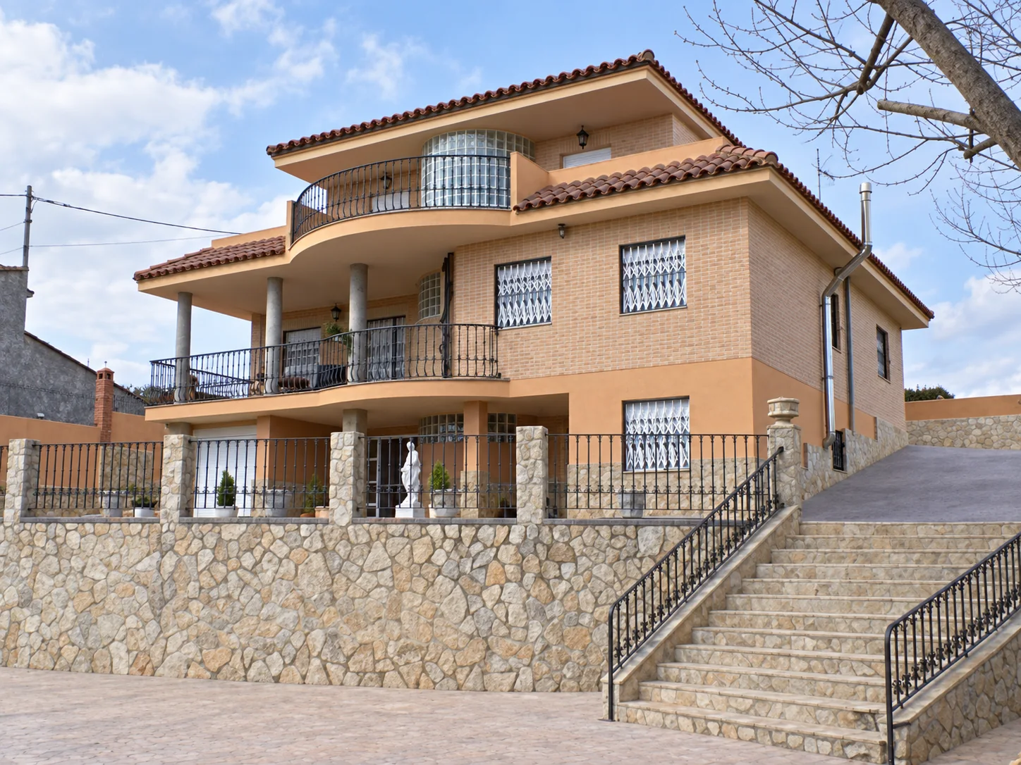 Vivienda terminada, escalinata y cerramiento