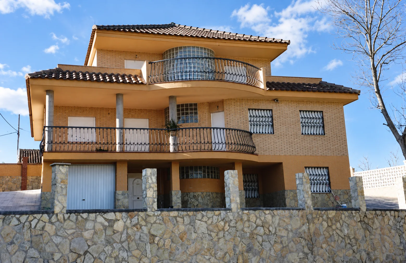 Vista frontal de la vivienda