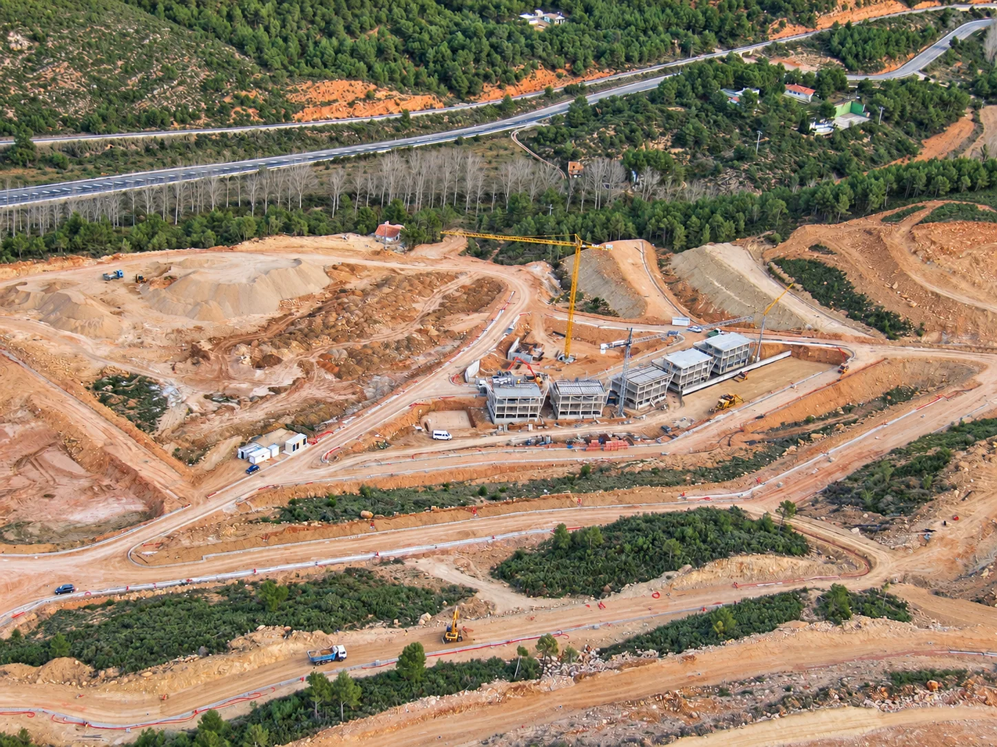 Terreno y edificación en curso