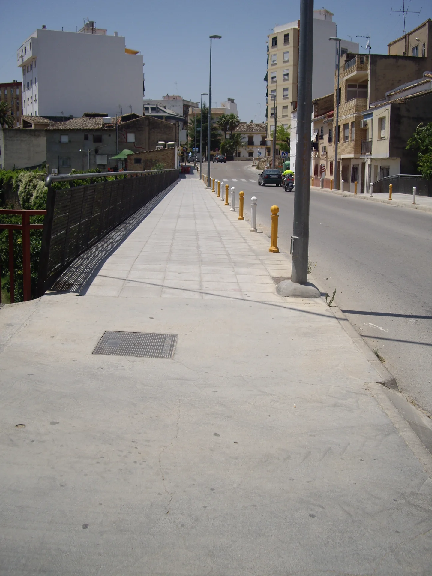 Recorrido peatonal y barandilla
