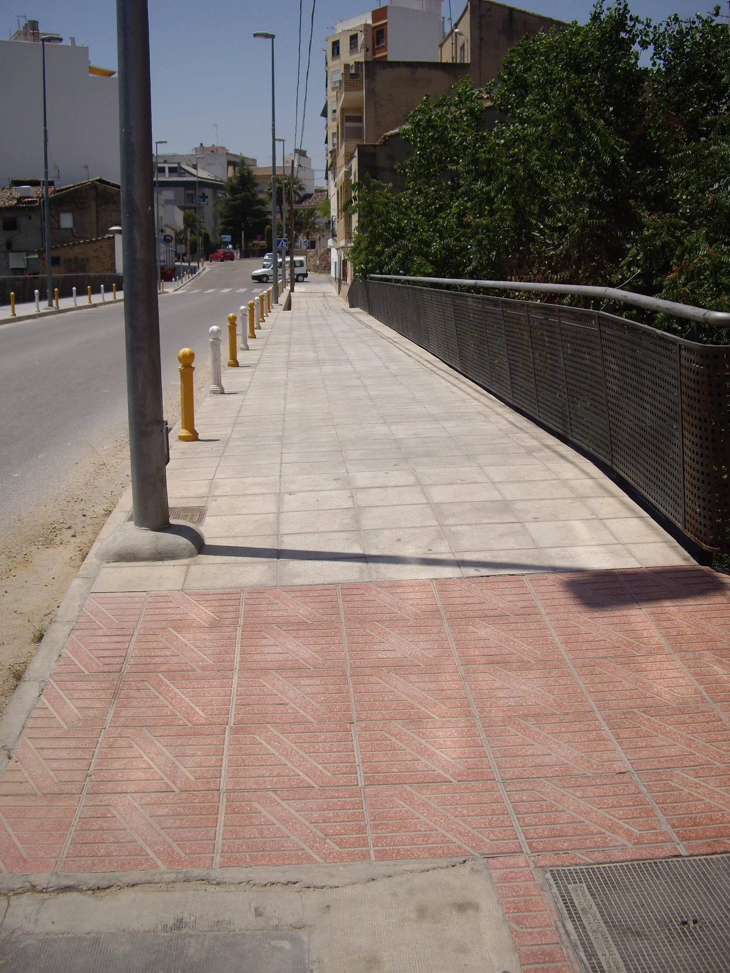 Detalle de acera y cerramiento