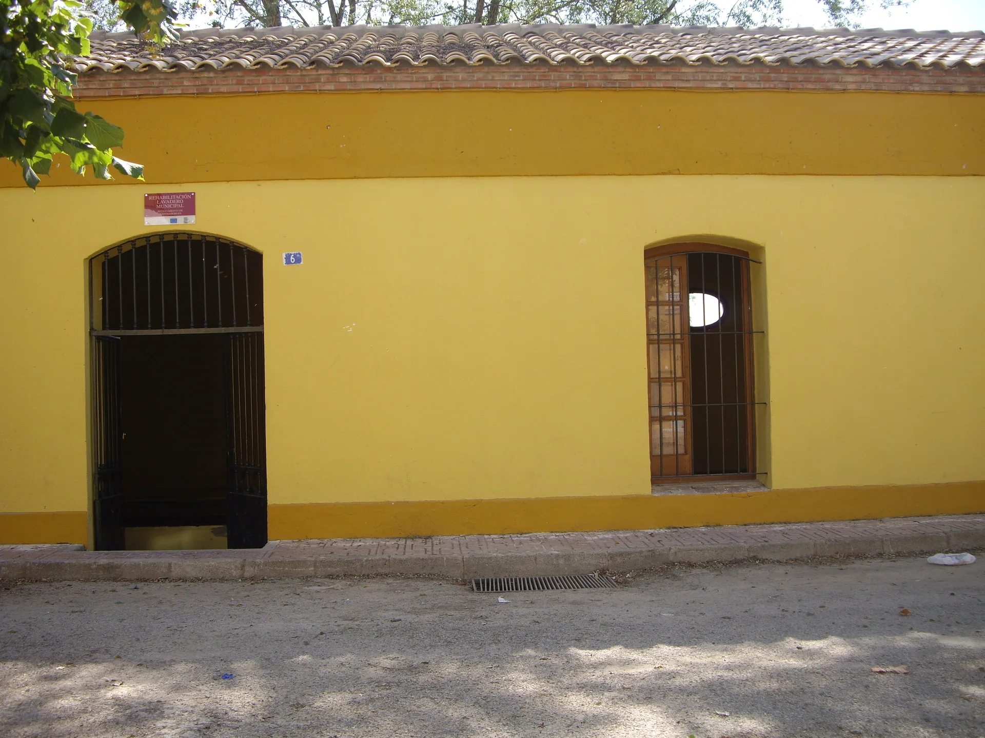 Fachada restaurada del lavadero