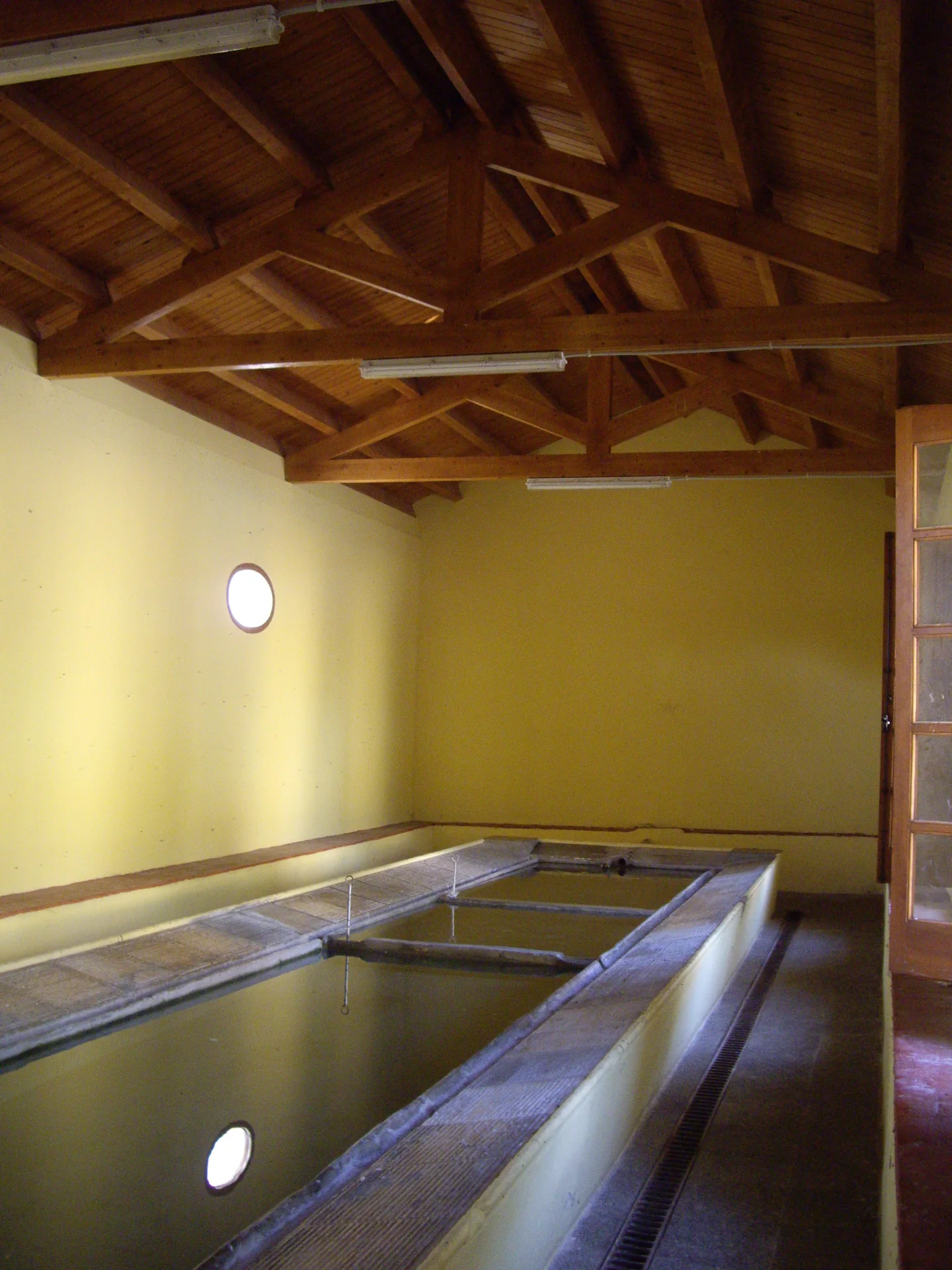 Interior con cubierta de madera y vaso de agua