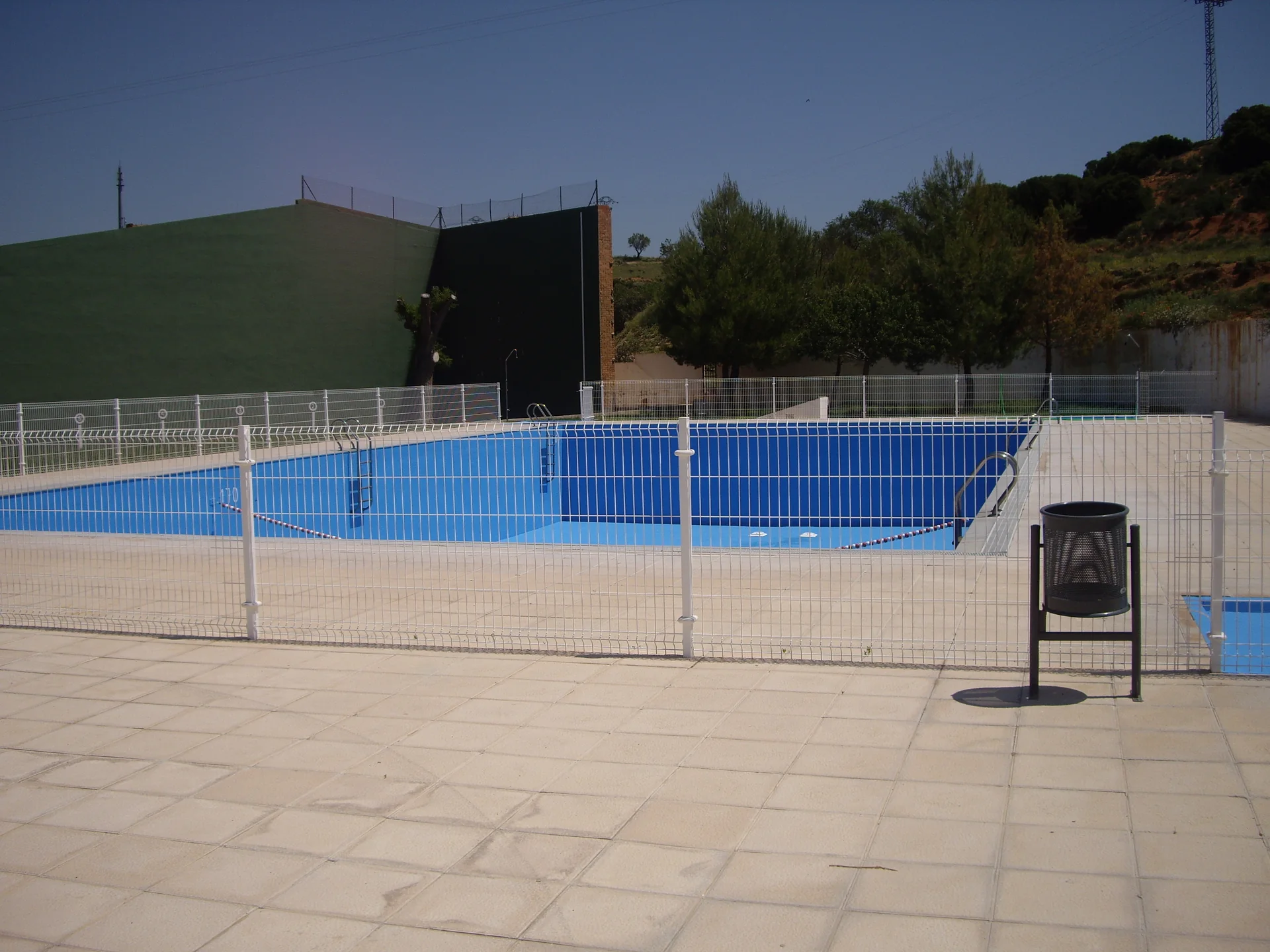 Piscina exterior vallada