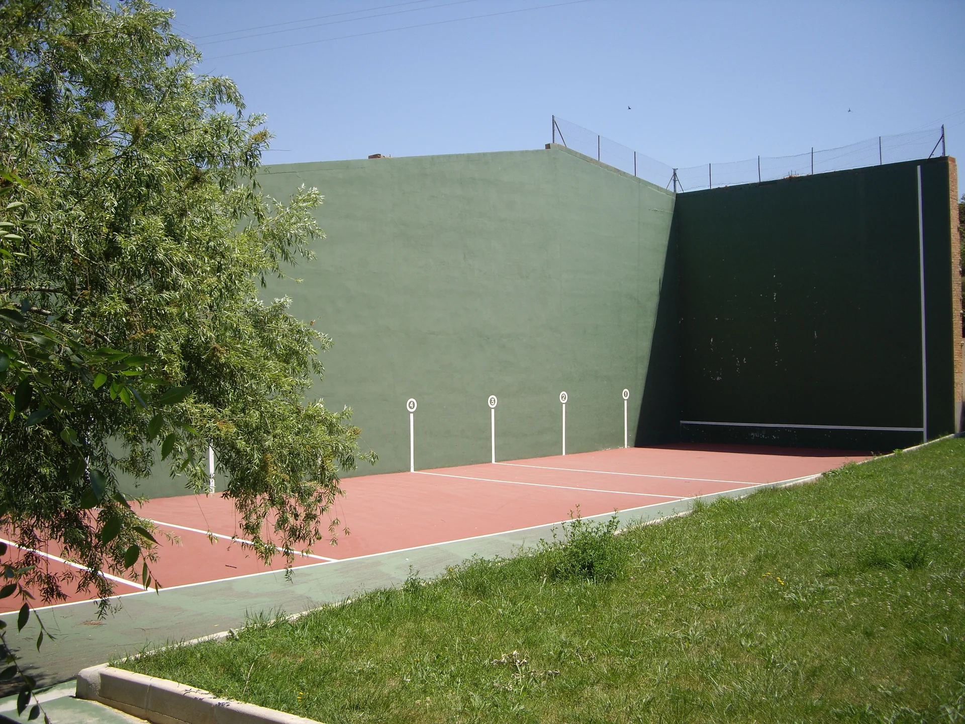 Pista con muro de frontón