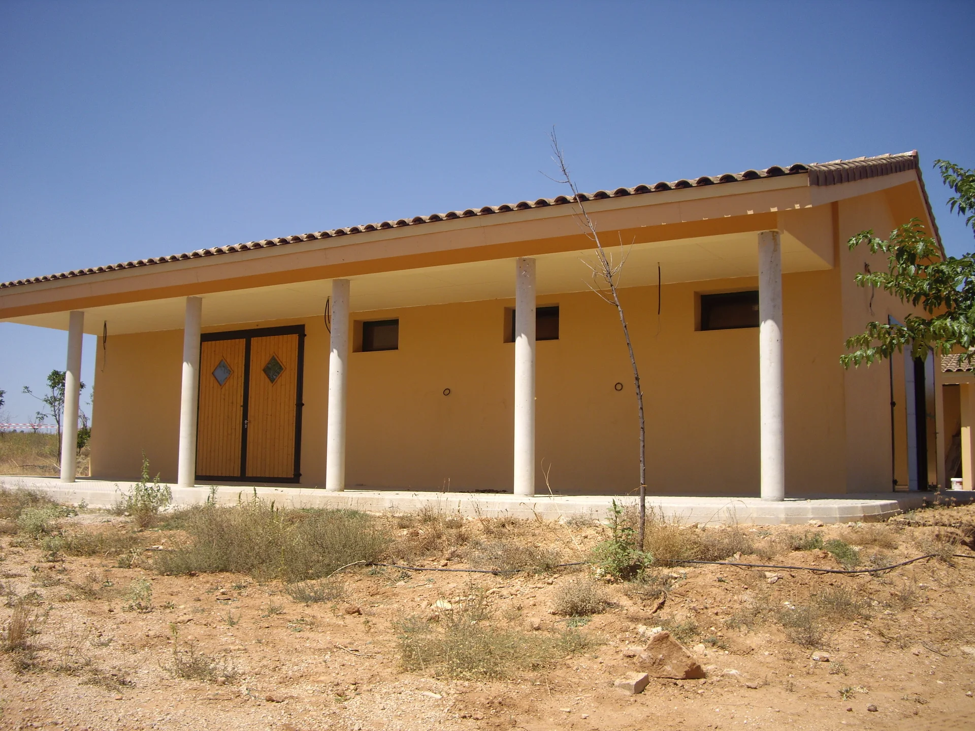 Fachada longitudinal con porche