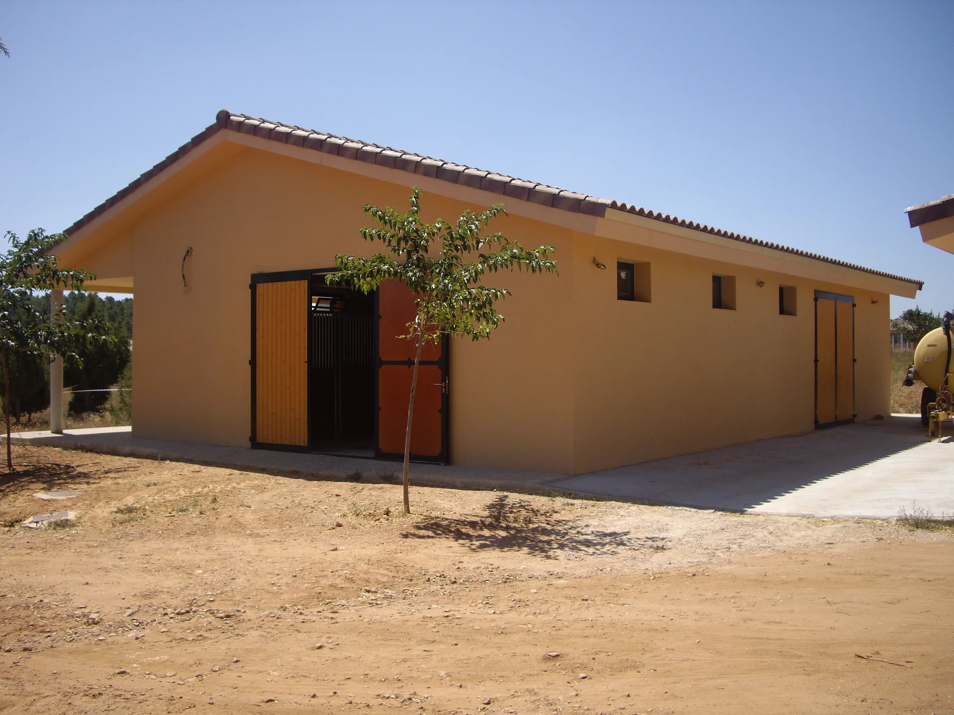 Vista lateral del edificio rural