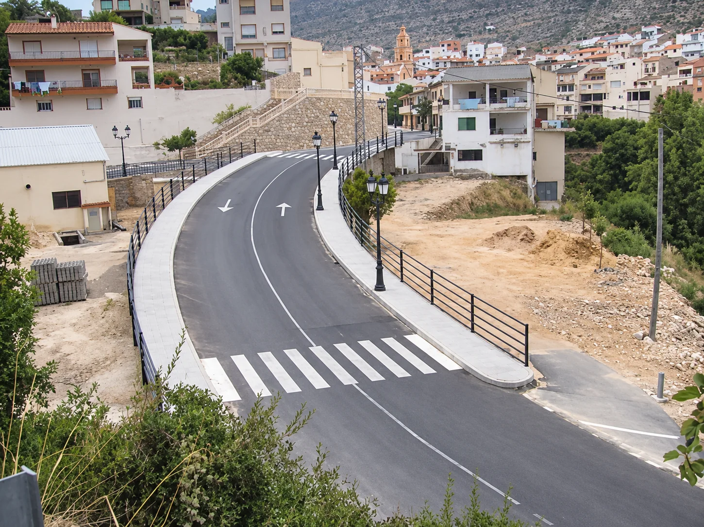 Vial urbano con aceras
